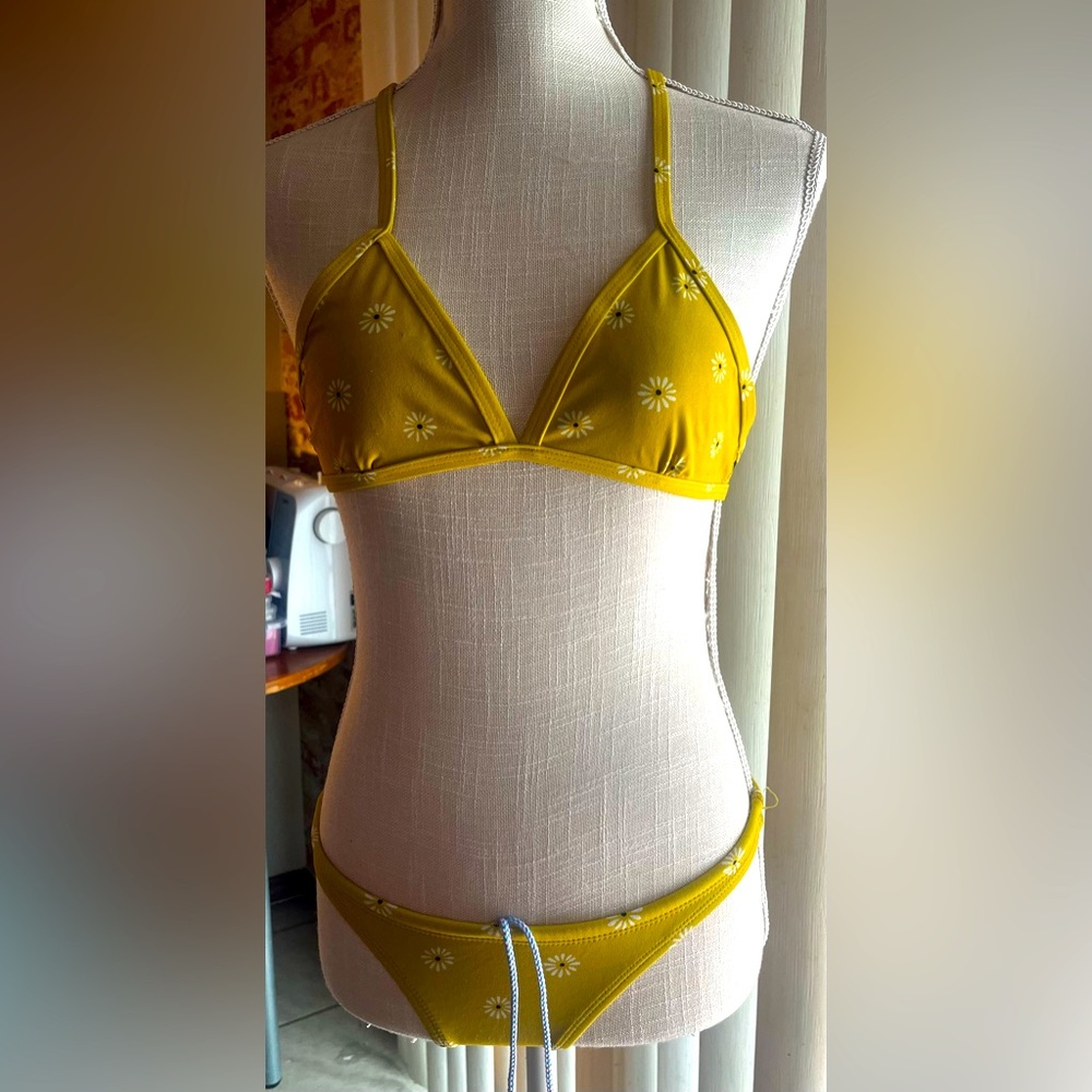 Jolyn sunflower bikini set size Small.